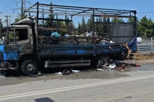 Τροχαίο στη Συγγρού: Μηχανή παρέσυρε πεζό - Δύο τραυματίες και... πίτσες στο οδόστρωμα [βίντεο]