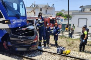 Τροχαίο ατύχημα στην Πάτρα: Νταλίκα παρέσυρε γυναίκα - Την απεγκλώβισαν τραυματισμένη κάτω από το όχημα [εικόνα]