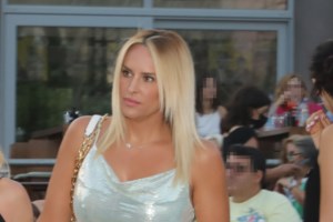 Άριελ Κωνσταντινίδη: Λαμπερή στα 50 της με σούπερ μίνι σατέν φόρεμα σε βραδινή έξοδο - εικόνα 10