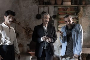 Τρόμος για ζευγάρι στη Σαλαμίνα - "Φοβόμαστε να βγούμε από το σπίτι, ο γείτονας μας απειλεί με όπλο"