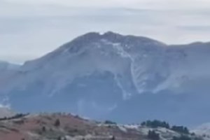 Εύβοια: Η στιγμή που ελικόπτερο παραλαμβάνει τον περιπατητή στο όρος Δίρφυς– Γλίστρησε στο χιόνι και έσπασε το πόδι του - εικόνα 3