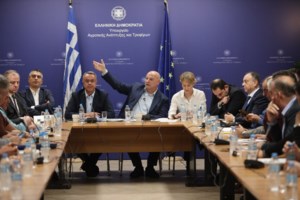 Θεσσαλονίκη: Αγρότες με τα τρακτέρ τους έξω από τον Σιδηροδρομικό Σταθμό - Ζητούν συνάντηση με Μητσοτάκη [εικόνες]