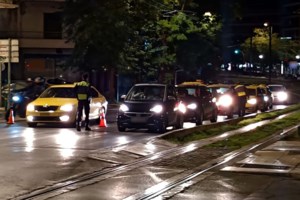 23 συλλήψεις παρκαδόρων και υπεύθυνων νυχτερινών κέντρων - Έβαζαν τα αυτοκίνητα πάνω στα πεζοδόμια