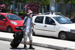 Χιλιάδες οι άνεργοι στους τομείς του τουρισμού και επισιτισμού στη Pόδο - εικόνα 2