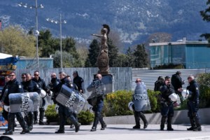 Νέος Κόσμος - Καρέ καρέ νέα άγρια οπαδική επίθεση: Τον ρώτησαν τι ομάδα είναι, τον ξυλοκόπησαν και τον λήστεψαν - εικόνα 4