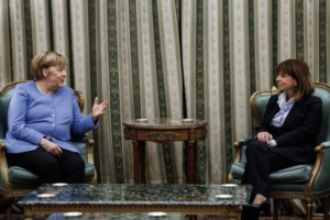 Με τα πόδια πήγε στο Μαξίμου η Μέρκελ: Την υποδέχθηκε μιλώντας στα γερμανικά ο Μητσοτάκης - εικόνα 3