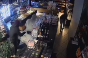 Επίθεση συμμορίας ανηλίκων στο Σύνταγμα: "Έβγαλε ο 7χρονος ένα μαχαίρι πιο μεγάλο από το μπόι του" [Βίντεο]