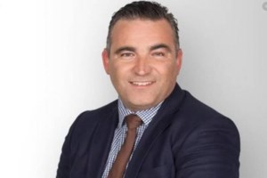 Με γύψο που έγραφε ΠΑΣΟΚ εμφανίστηκε στην εκπομπή ο Γιάννης Ντσούνος του ΣΚΑΙ [εικόνα] - εικόνα 2