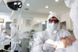 Κορονοϊός: Η Uni-pharma έφερε 5 τόνους χλωροκίνης - Δωρεάν στο ελληνικό κράτος το φάρμακο Unikinon