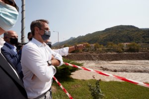 Σεισμός στη Σμύρνη: Μάχη με το χρόνο δίνουν οι διασώστες - Στους 25 οι νεκροί [εικόνες - βίντεο] - εικόνα 2