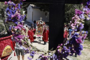 Εξοδος του Πάσχα: Δραπετεύουν μαζικά οι Αθηναίοι με αυτοκίνητα, πλοία και αεροπλάνα - Αυξημένη η κίνηση - εικόνα 2