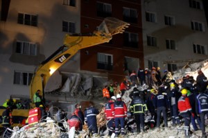 Τουρκία: Ελληνίδα διασώστρια για τις συγκλονιστικές στιγμές που έζησε – "Ούρλιαζαν όταν έβγαζαν νεκρό από τα χαλάσματα"