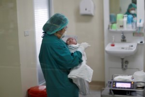 Σοκ στον Πύργο: Βρέφος 5 μηνών έπεσε από μπαλκόνι