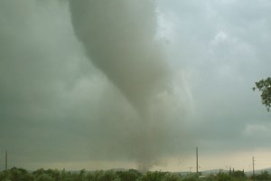Γαλλία: Η στιγμή που χτυπάει τεράστιος ανεμοστρόβιλος [βίντεο]