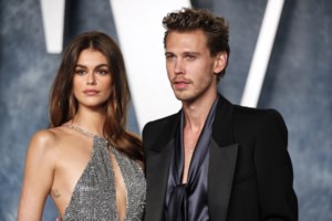 Κάια Γκέρμπερ: Το φόρεμα πουλόβερ που φόρεσε στο κόκκινο χαλί - Με ζιβάγκο στο λαιμό αλλά με εντελώς γυμνή πλάτη - εικόνα 8