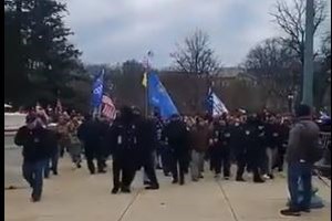 Ελληνοαμερικανός γερουσιαστής για την εισβολή στο Καπιτώλιο: Τραμπ, ο χειρότερος πρόεδρος στην ιστορία των ΗΠΑ - εικόνα 2