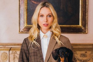 Πανάκριβη η Μαρία Ολυμπία: Γλέντησε σε κοσμικό πάρτι με Prada slip dress, θεϊκά βελούδινα booties YSL και μια κακόγουστη φίλη - εικόνα 2