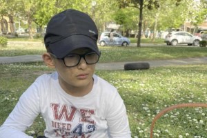 Συγκίνηση στη Λάρισα: Δέκα χρόνια μετά τη φωτιά, ο Στέφανος κράτησε τη γαλανόλευκη ως σημαιοφόρος του σχολείου του - εικόνα 2
