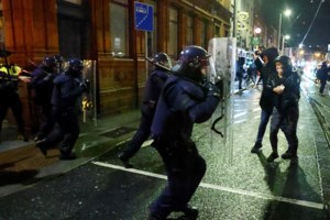 Ταραχές στο Δουβλίνο: Ολα ξεκίνησαν από ένα fake news ότι Αλγερινός μετανάστης μαχαίρωσε παιδιά- Τι ισχύει - εικόνα 6