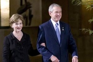 Στις φλόγες οι ΗΠΑ: Ο Τραμπ κάνει πίσω για το στρατό - Μύδροι από Ομπάμα, Μπους και Κάρτερ