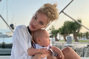 Τζένη Μπαλατσινού: Η βόλτα με το καϊκι στο Αιγαίο και η συνάντηση με τα δελφίνια [βίντεο] - εικόνα 2