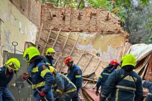 Κολωνός: "Βρέχει και πέφτουν κομμάτια" - Συναγερμός μετά την κατάρρευση σκεπής, αναστατωμένοι οι κάτοικοι - εικόνα 4