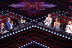 Χρήστος Μάστορας: Έπεσε κι αυτός θύμα "επίθεσης" με σουτιέν σε συναυλία στη Λάρισα [εικόνες, βίντεο]