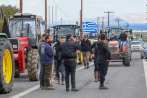 Αποκλεισμένο από στεριά και... θάλασσα το λιμάνι του Βόλου - Παρέλαση από τρακτέρ και κλούβες [εικόνες - βίντεο] - εικόνα 17