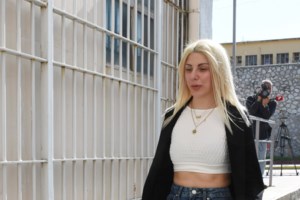 Έλενα Πολυχρονοπούλου: Γονυπετής στην Τήνο για να εκπληρώσει το τάμα της, μετά την αποφυλάκιση - εικόνα 2