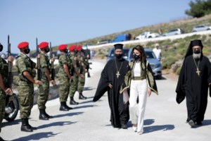 Η "κόκκινη" Γιάννα Αγγελοπούλου έβαλε "φωτιά" στο παλιό λιμάνι των Χανίων [εικόνες] - εικόνα 4