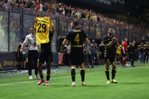 Ένταση με οπαδούς της ΑΕΚ έξω από την Ευελπίδων: Η ώρα των απολογιών - Οι βασικοί κατηγορούμενοι για τη μοιραία μαχαιριά - εικόνα 2