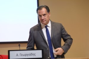 Η έκπληξη της Ευγενίας Μανωλίδου στον Άδωνι Γεωργιάδη - Τι τον περίμενε στο γραφείο του [εικόνες]