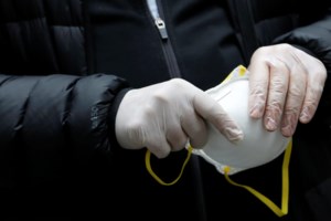 Ο Σωτήρης Τσιόδρας για τις μάσκες και τα γάντια μίας χρήσης: Τα οφέλη και οι κίνδυνοι- Οι απαντήσεις