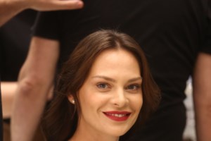 Υβόννη Μπόσνιακ: Η αποκαλυπτική φωτογραφία της με ένα λευκό σεντόνι χωρίς μακιγιάζ - εικόνα 9