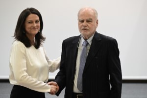 Παράδοση-παραλαβή στο υπουργείο Άμυνας - Τα αναμνηστικά δώρα σε Παναγιωτόπουλο και Χαρδαλιά [εικόνες]