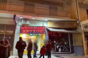 Θεσσαλονίκη: Νταλίκα ξήλωσε μπαλκόνι διαμερίσματος [Εικόνες] - εικόνα 2