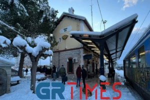 Εγκλωβισμένοι σε τρένο στην Οινόη: "Μας είπαν να πιούμε νερό από το χιόνι" - Nαύλωσαν οι ίδιοι λεωφορείο [βίντεο]