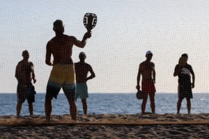 Τέλος οι ρακέτες: Κόπηκαν τα πρώτα πρόστιμα σε παραλίες της Αθηναϊκής Ριβιέρας