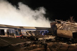 Σύγκρουση τρένων στα Τέμπη: Συγκλονιστικές εικόνες έξω από τα νοσοκομεία της Λάρισας - Γονείς ψάχνουν τα παιδιά τους