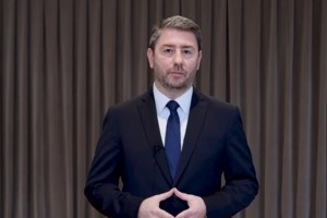 Ο Ανδρουλάκης βάζει στο στόχαστρο τον Μητσοτάκη για τα Τέμπη και ετοιμάζει πρόταση μομφής: "Επί δύο χρόνια μας κοροϊδεύει"