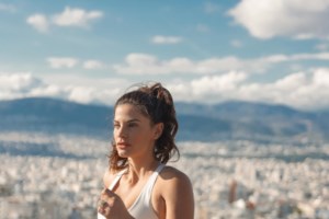 Χριστίνα και Ελίνα Μπόμπα… σαν δυο σταγόνες νερό- Αγκαλιά στο Λονδίνο οι δύο αδερφές [Εικόνα] - εικόνα 3