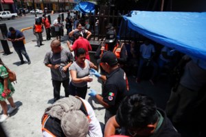 Μεξικό: Δήμαρχος παντρεύτηκε... αλιγάτορα - Σφράγισαν τον γάμο τους με ένα φιλί [Βίντεο]