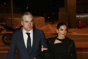 Μπέττυ Μαγγίρα: Εκθαμβωτική με dusty pink slip dress με πετράδια, μαζί με τον γοητευτικό σύζυγό της Δημήτρη Μάζη - εικόνα 6