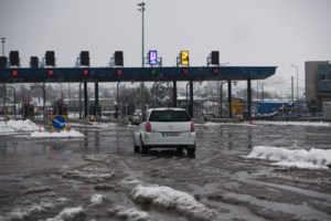 Συγκλονίζουν οι μαρτυρίες εγκλωβισμένων σε Αττική Οδό και Μεσογείων - "Δεν περνάνε αυτά με μια συγγνώμη" [βίντεο]