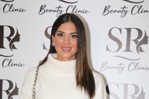 Νόνη Δούνια: Η στιλάτη καπαρντίνα και οι εκκεντρικές δίχρωμες μπότες της που έκλεψαν τις εντυπώσεις - εικόνα 4