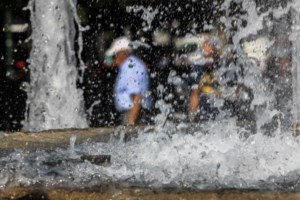 Συναγερμός για το νέο καύσωνα: Έρχεται τετραήμερο με 43-44 βαθμούς από Πέμπτη - Οδηγίες από την Πολιτική Προστασία - εικόνα 2