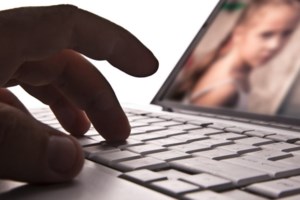 Παιδική πορνογραφία: Παρίσταναν τους μάνατζερ μοντέλων και παρέσυραν ανήλικα κορίτσια - εικόνα 2