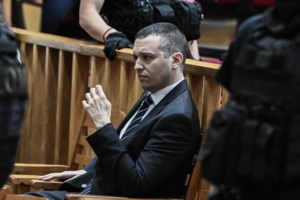 "Η ευθύνη για αποφυλάκιση Κασιδιάρη ανήκει στους δικαστές": Αντιδρούν οι δικηγόροι των αλιεργατών στη δίκη της Χρυσής Αυγής