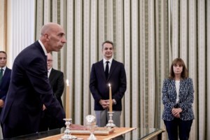 Η Ελλάδα δωρίζει το κυβερνητικό αεροσκάφος στην Κύπρο - Ο Μητσοτάκης το παρέδωσε στον Αναστασιάδη [Εικόνες] - εικόνα 2