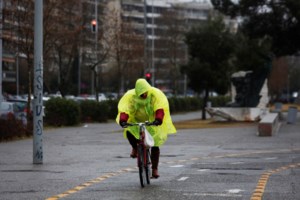 Σαρώνει τη χώρα η κακοκαιρία: Χιόνια σε Ευρυτανία,  Δ.Φθιώτιδα - Πλημμύρες σε Χαλκιδική και Σκιάθο